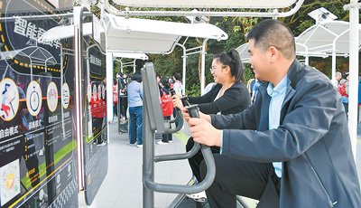 廣東省深圳市民在蓮花山公園西區室外智能健身房參加競賽活動。新華社記者 梁 旭攝