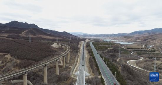 11月21日，在內蒙古赤峰市克什克騰旗，一列由電力機車牽引的貨運列車行駛在內蒙古集通鐵路天合永特大橋上（無人機照片）。新華社記者 貝赫 攝