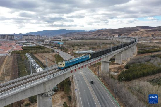 11月21日，在內蒙古赤峰市克什克騰旗，一列由電力機車牽引的貨運列車行駛在內蒙古集通鐵路經棚特大橋上（無人機照片）。新華社記者 貝赫 攝